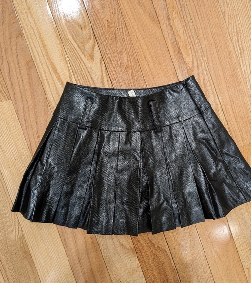 10. NWOT RAMY BROOK NATALIA FAUX LEATHER MINI PLEATED SKIRT - Picture 7 of 12